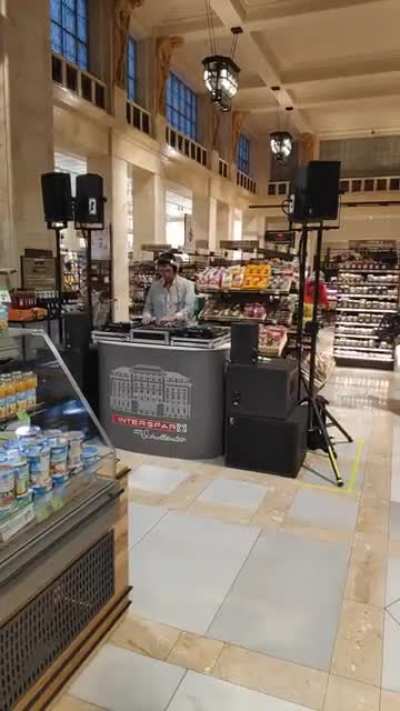 Feiern und einkaufen? Interspar am Schottentor jetzt mit DJ!