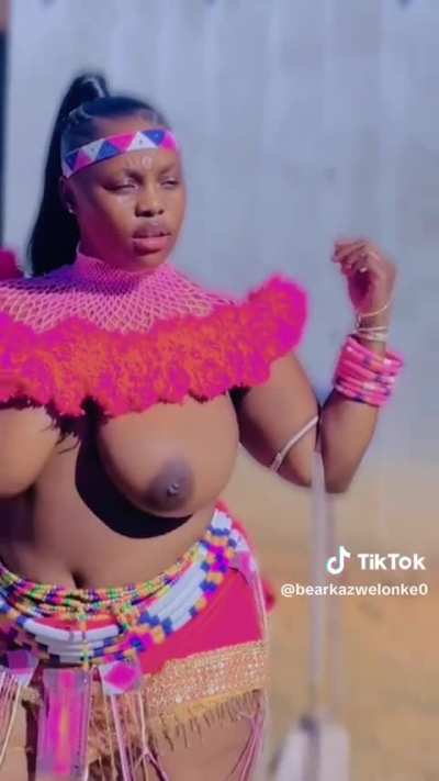 Lips or Boobs? 👄