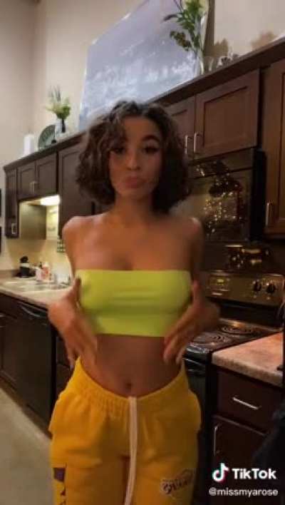 @missmyarose - She’s too damn fine 🥴