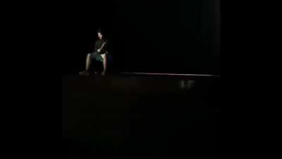Student plays Phub theme on stage and crowd be like-