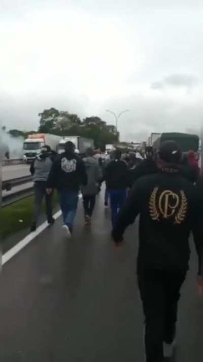 Gaviões da Fiel desobstruindo a paralisação na Via Dutra. A torcida organizada também retirou faixas que pediam intervenção militar.