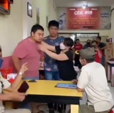 Masalah tiap bulan puasa.. lagian itu jg rumah makannya sudah jelas buat yg non muslim, masa yg muslim mau makan babi wkwk
