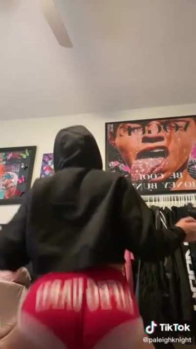 Her booty do be poking tho 🍑