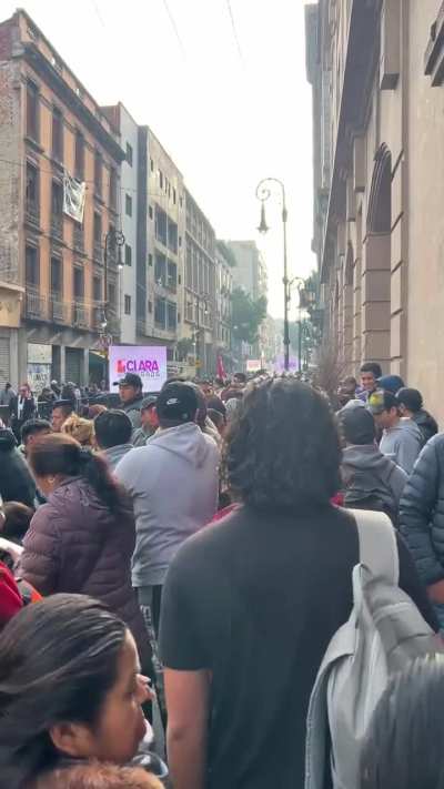 Así aperraron los acarreados el informe de Brugada, hace menos de un mes, estos pedestres andaban con agua de cañería hasta las rodillas, hoy con una torta sucia y 200 baros aplauden. Miserables hdp