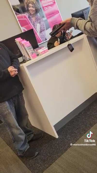 T-mobile store manager erases woman’s phone after he’s supposed to just be setting up her watch