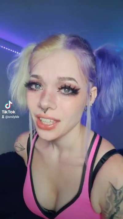 Harley Quinn look a like got some jiggle back there 👀