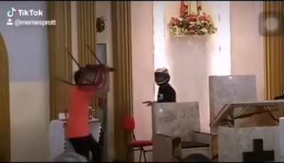 Church robber in Brazil gets a taste of the good ol' brazilian mob justice.