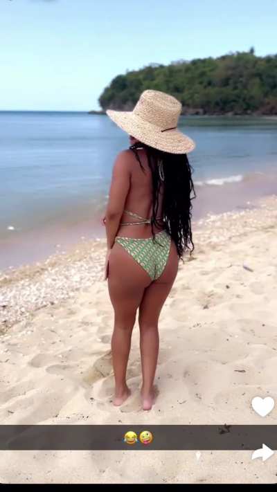 Halle at the beach wearing swimsuit. Dang she so fine wearing tho and lil dance😩🤤