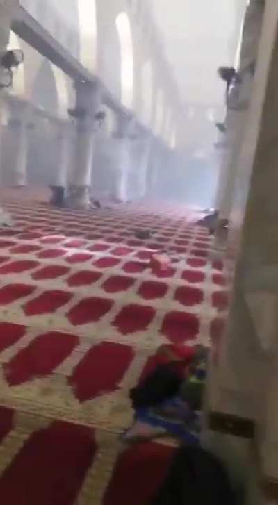 Israel fires stun grenades into Palestinian Al Asqa mosque - 50 injured