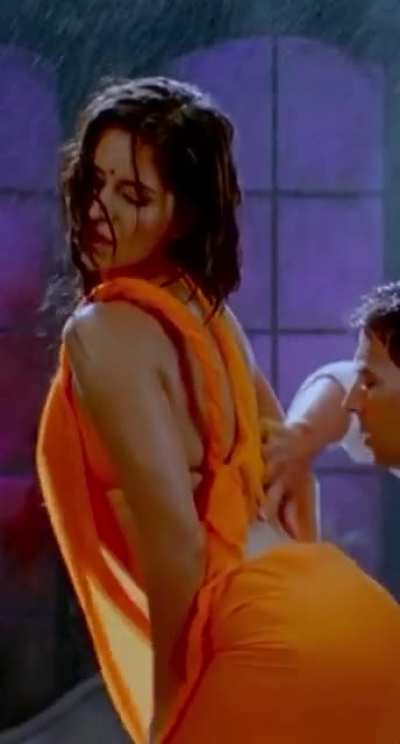Katrina curves in wet saree<wbr>💦💦💦