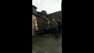 Soviel dazu wie beliebt er bei den Dorfbewohnern ist