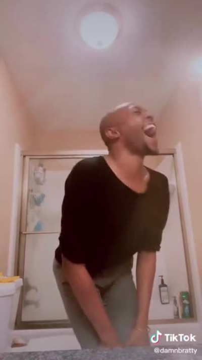 I love this trend of people dancing like white women (as a white woman). This man is spot on 💀