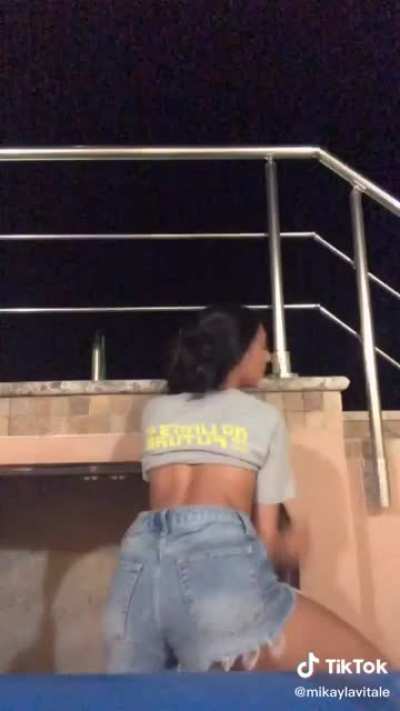 Italian teen twerks to Hips don’t lie