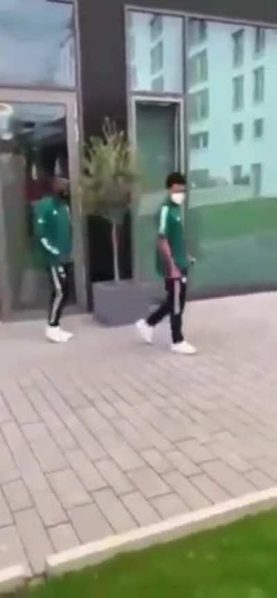 A fan outside Bayern’s training ground today: “Alaba, if you want to go to Madrid and play with Vinicius, better come with me and work as a laborer”.