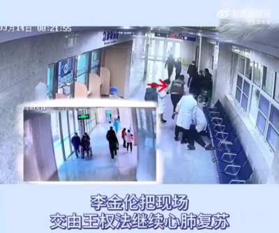 山东潍坊。<wbr>老人就医时<wbr>突发心脏骤<wbr>停，下夜班<wbr>急诊科医生<wbr>路过多看一<wbr>眼，救下老<wbr>人一命…