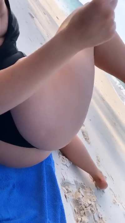 Want a fat ass like Bebe Rexha. Gonna go flirt with huge bulls at clubs so they can stream themselves pounding my fat sissy ass~~