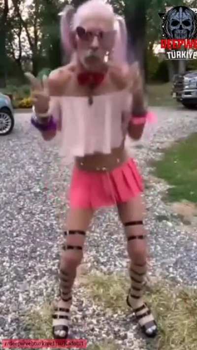 Dayı 80inde femboyluğa özenmiş. Bizede hayırlı olsun demek düser dimi kgb hulkı