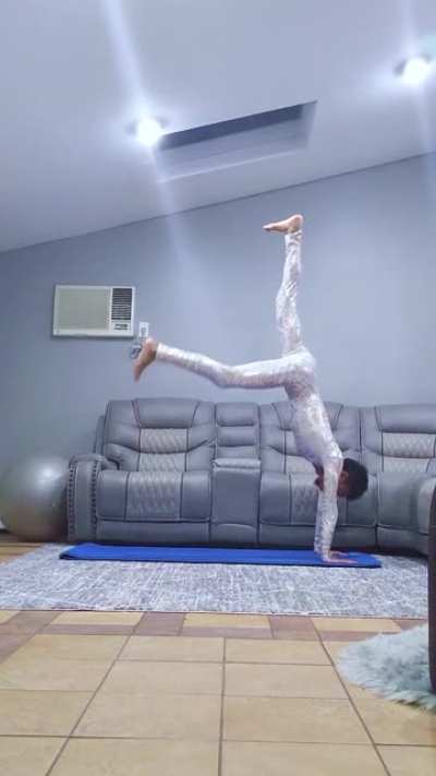 First Time Handstands without the wall (Timelapse + Fails)