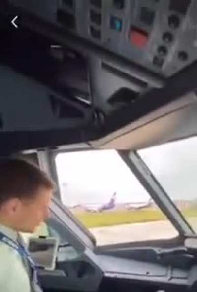 Как открывается форточка в Airbus