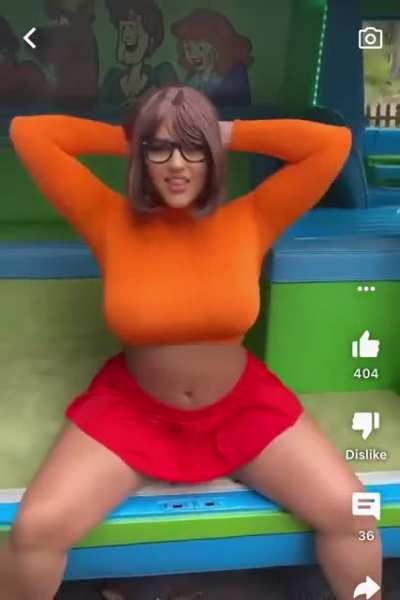 Bro I just wanted to see the Velma trailer, the fuck is this 💀