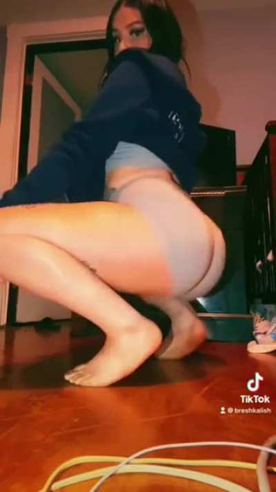 Shakin her ass