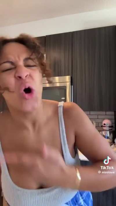 Nia Sioux 