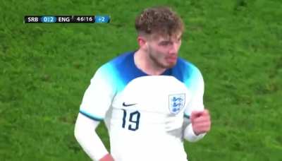 Harvey Elliott being friendly with the Serbia U21 players.