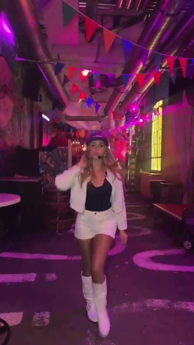 Dalia hat die Moves