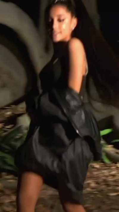 I wanna suck on Ariana Grande's bouncing tits
