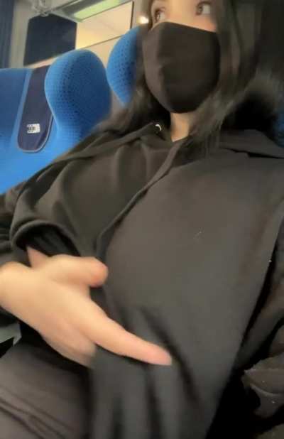 Surprises “drop” under oversized hoodie