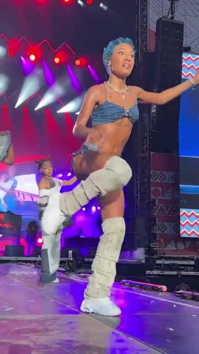 love the way she move that body
