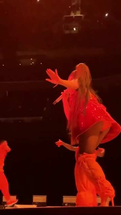 Sexy ariana