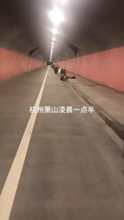杭州萧山凌<wbr>晨一点半！<wbr>那个送了三<wbr>年外卖挣了<wbr>102万的<wbr>陈思也会这<wbr>么睡觉吗？