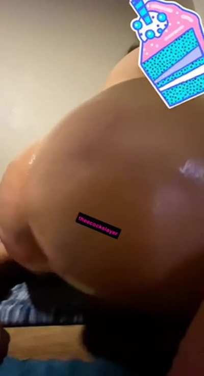I hope you enjoy my oiled up booty 🙈