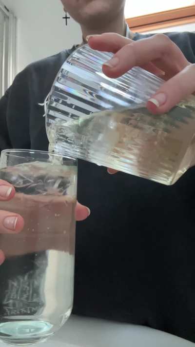 Making a cold glass of lemonade