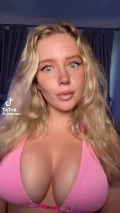 Damn those jugs 😍