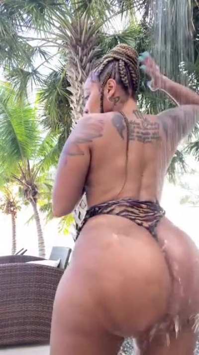 Wet big ass 🤤💦