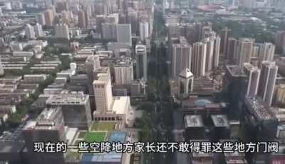 濒死的县城经济, 除了性生活就是打麻将, 2000多小县城靠转移支付, 还能混多久?一个名为佛坪的县城, 常住人口8000人, 竟养2194名公职人员