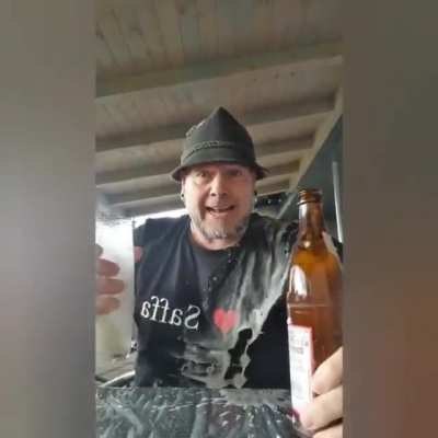 Hat der Stefan grad in die Stammtisch-Gruppe ge-WhatsApp-ed 😂😂🤣🤣 Da wäre mir auch das Bier umgefallen bei so einem Geschoss 😍😜😍 Tja meine Alte sieht nicht so aus. Bei der fällt mir nur das Bier um wenn sie nicht kochen will. 😆🤜🏻👩🏻 GaLieGrü euer Alfred