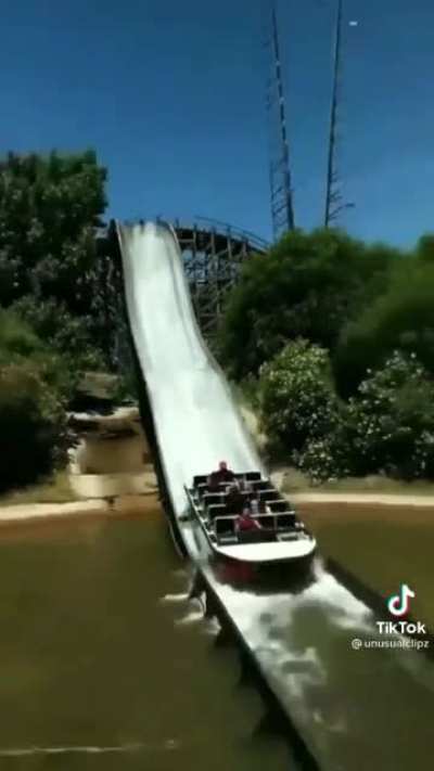 Not even on the ride and still letting out a scream🌊