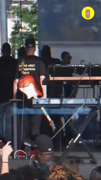 Travis Scott freaks out & disrespects cameraman for doing his job.