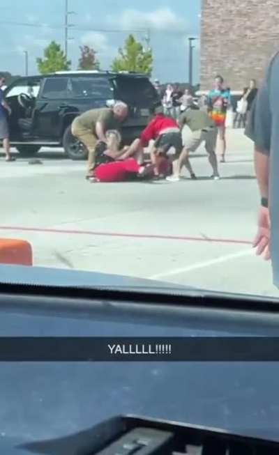 Woman pulls other woman out of car and fights in parking lot of Alabama travel center