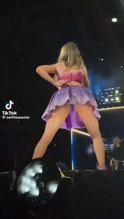 Need more of her in this outfit