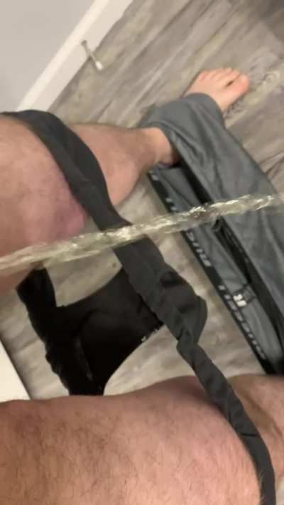 29 [m4f] uncut piss play