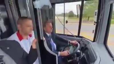 Bolsonaro faz trabalho extra como motorista de ônibus para complementar a renda.