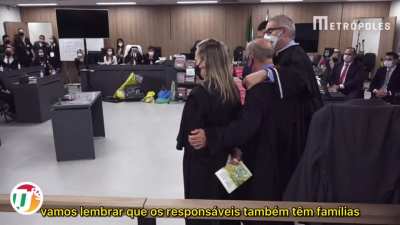 Para defender seu cliente, advogada de um dos réus acusados do incêndio na boate Kiss, usou uma carta psicografada supostamente escrita por uma das vítimas falecidas, isentando os acusados de quaisquer responsabilidade.
