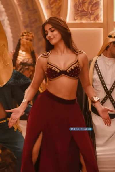 Pooja Hegde is such a diva. Look at her moving her hips seductively, those hips folds are perfect.