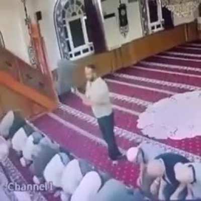 Bir şahıs, namaz kıldı<wbr>rdığı esnada imamın kafasına plastik tabure ile birkaç kez vurdu. Cami cemaati namazın bitmesiyle birlikte şahsı etkisiz hale getirdi.