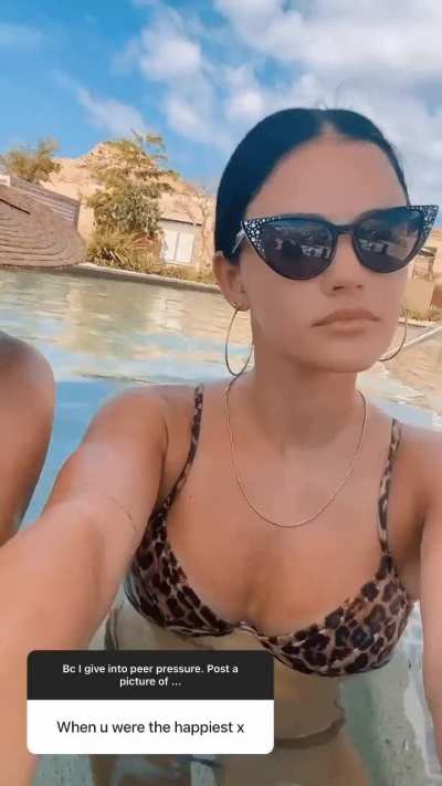 Bikini - GIF