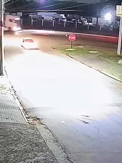 Menino de 9 anos colide contra uma carreta